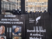 DRAMATIČNO U NOVOM SADU: Nastavljene blokade, bačen suzavac, uhapšena...