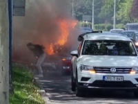 DRAMA U SARAJEVU: Automobil planuo u vožnji (VIDEO)