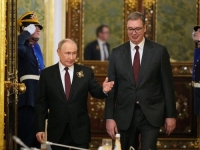 CORAXOV KUTAK SA DVIJE ILUSTRACIJE: Vučić prvo pere noge Putinu, a onda iskače iz panoa Europske unije i trći da se…