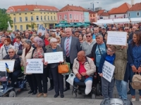 PENZIONERI TUZLE IZAŠLI NA ULICE: 'Ne tražimo luksuz, tražimo dostojanstvo'