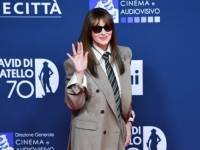 TALIJANSKA DIVA: Monica Bellucci odbacila laskave haljine i zablistala u moćnom odijelu (FOTO)