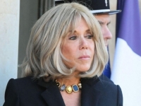MODNA LEKCIJA: Brigitte Macron pokazala kako dobar par štikli svaku kombinaciju učini boljom  (FOTO)