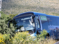 VOZAČ IZ SUPROTNOG SMJERA BIO DROGIRAN: Autobus pun vojnika sletio s ceste