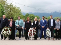 'MI PREŽIVJELI IMAMO ODGOVORNOST DA SVJEDOČIMO': Na 30. godišnjicu zločina odata počast žrtvama masakra kod ulaza u Tunel spasa u Butmiru
