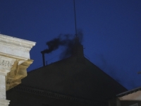IZNAD SIKSTINSKE KAPELE U VATIKANU CRNI DIM: Održan je prvi krug konklave, u narednim danima...