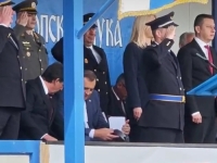 SKANDAL U KASARNI 'KOZARA': Ministar odbrane Srbije i Dodik sjedili tokom intoniranja himne BiH (VIDEO)