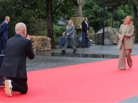 VRLO SU BLISKI: Edi Rama dočekao Giorgiju Meloni na kiši i na koljenima (VIDEO)