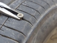 GREŠKA KOJA SE SKUPO PLAĆA: Šta učiniti ukoliko se u automobilsku gumu zabije ekser ili šaraf…