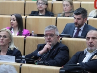 ŠOK NA SJEDNICI FEDERALNOG PARLAMENTA: Federaciju BiH zastupa nezakonito postavljena osoba, bez kadra i odgovornosti?
