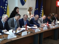 'SB' NA LICU MJESTA / VLAST I OPOZICIJA UJEDINJUJU SNAGE: U Sarajevu potpisana Platforma za mir, stabilizaciju, evropsku budućnost i ekonomski napredak BiH! (FOTO)