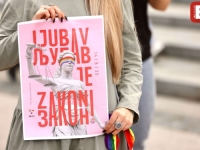 'LJUBAV JE ZAKON': 'SB' ispred zgrade Parlamenta BiH, performansom najavljena Bh. povorka ponosa (FOTO)