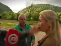SLUŽBENICA BH. MINISTARSTVA U PRITVORU: Ošamarila novinarku tokom snimanja priloga o uništavanju prirode na Štrbačkom buku