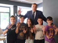 NAKON FIJASKA U DOBOJU, DODIK ISKORISTIO DJECU: S podignuta tri prsta mu zamijenili 'tmurne političare'