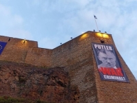 PUTIN POSTAVIO EKRANE ZA PRENOS VOJNE PARADE UZ GRANICU SA ESTONIJOM: Estonci uzvratili transparentom... (FOTO)