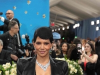 VRUĆE, U NEW YORKU: Slavna glumica na Met Gala stigla bez gaćica, svi pogledi uprti u...