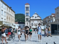 'SRAMITE SE, HRVATI, NIKAD VIŠE OVDJE': TikTokerica posjetila Hvar i šokirala se cijenom kafe u kafiću (VIDEO)