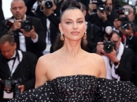 RASKOŠ I GLAMUR: Irina Shayk zablistala u jednoj od najljepših tačkastih haljina (FOTO)