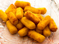 NAPRAVITE KROKETE OD KROMPIRA I SIRA: Mnogi su ljubitelji ovih hrskavih 'valjaka', bilo da su u 'ulozi' priloga ili...