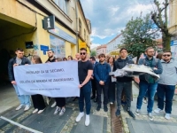 MLADI IZ SRBIJE POLOŽILI CVIJEĆE NA TUZLANSKOJ KAPIJI: Režim njeguje politiku negiranja zločina