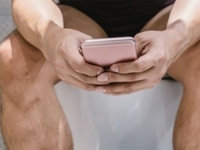 MNOGI OD NAS RADE KOBNU GREŠKU: Ukoliko koristite mobitel u toaletu – ovo trebate znati...