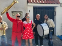 UMJESTO TUGOVANJA NAPRAVIO DERNEK: Mostarac 'proslavio' razvod braka uz trubače i prijatelje (VIDEO)