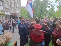 PROTESTI ISPRED PROSTORIJA SNS-a U NOVOM SADU: Okupljeni građani bacali jaja, došla i policija