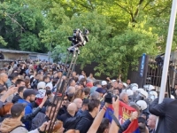 DRAMATIČNO U NOVOM SADU: Demonstranti uzvikuju -'Uhapsite Vučića' - policija odguruje građane, koristi biber sprej...