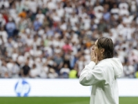 BERNABEU PREPLAVILE EMOCIJE: Sa veličanstvenog transparenta navijači poručili Modriću - 'Hvala ti legendo!'