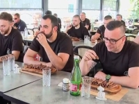 BEZ LUKA I SOMUNA: Pojeo 90 ćevapa i osvojio glavnu nagradu na prvom zvaničnom takmičenju u... (VIDEO)