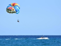 TRAGEDIJA U BUDVI: Djevojka poginula nakon što joj se odvezala sajla na parasailingu