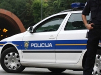 SLUČAJ IZ BH. SUSJEDSTVA: Vozio bez vozačke pa pješke bježao od policije, djecu ostavio u autu