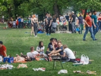 MEĐUNARODNI PRAZNIK RADA, OD RADNIČKIH DEMONSTRACIJA DO ROŠTILJANJA: Evo kako se slavio 1. maj u Jugoslaviji...