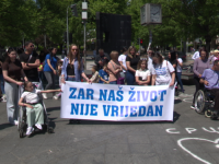 DOK DODIK RUSUJE I SRBUJE: Protesti u Banjoj Luci - roditelji djece s poteškoćama traže svoja prava