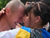 EMOTIVNE SCENE: Rusija i Ukrajina započele veliku razmjenu zarobljenika (FOTO)