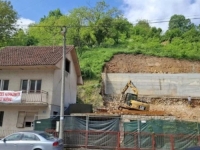 'GLADNA USTA MOŽEŠ NAHRANITI, ALI GLADNE OČI NIKAD': Velmi odsjekli stepenice i prilaz kući da izgrade zgradu