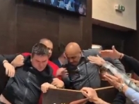 TUČNJAVA POLITIČARA U SKUPŠTINI U SRBIJI: U incident se uključio i gradonačelnik 'Ajde, bre, džabalebarošu jedan'  (VIDEO)