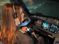 VEŽITE SE, POLIJEĆEMO: Severina sjela u pilotsku kabinu uz poruku - 'A vi mi skratite muke' (FOTO)