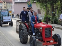 VRLO ORIGINALNO: Grupa maturanata u bh. gradu na matursko veče stigla na traktoru