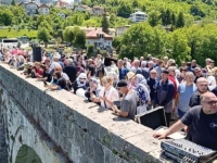 3.000 RUŽA ZA UBIJENE ODNIJELA DRINA: Višegrad obilježio 33. godišnjicu zločina nad Bošnjacima