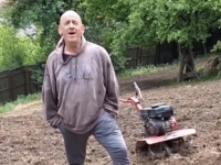 FAZLA POKAZAO I DRUGU STRANU: Umjesto scene - njiva i oranje (VIDEO)