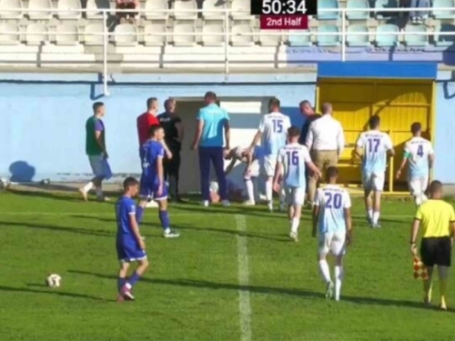 SKANDAL U DRUGOJ LIGI FBiH: Navijač udario kapitena Nemile, utakmica prekinuta, pogledajte incident... (VIDEO)