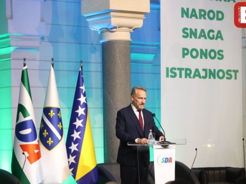 SDA U VIJEĆNICI OBILJEŽILA 35 GODINA POSTOJANJA: Izetbegović euforično poručio - 'Vraćamo se. Vrijeme je da se uradi posao!' (FOTO)