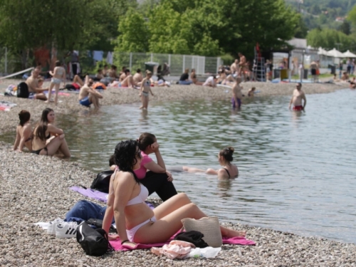 U TUZLI KAO NA JADRANU: Pogledajte kakva je atmosfera danas vladala na Panonskim jezerima (FOTO)