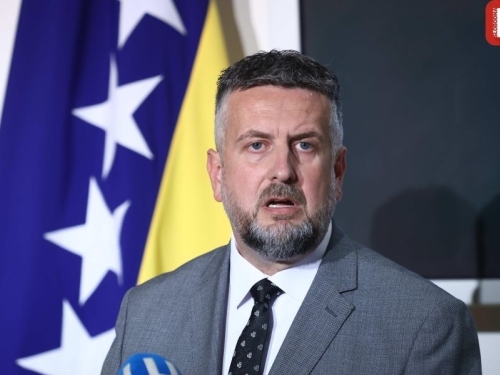 VUKOVIĆ ZA 'SB' O POLITIČKOM TEATRU SNSD-a: 'Dodik godinama vara birače, a provodi odluke OHR-a'