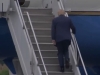 A RUGAO SE BIDENU: Trump se sapleo na stepenicama prilikom ulaska u avion (VIDEO)