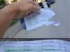 IZBORNA KRAĐA U ZAJEČARU?: Građanin snimio kako SNS aktivistici ispadaju navodno birački spiskovi (VIDEO)