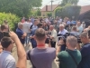 PODRŠKE MU NE NEDOSTAJE: Gužva ispred kuće Milana Miličevića u Tesliću, tu su svi visoki funkcioneri SDS