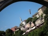 NESTVARNE SCENE U MOSTARU: Turista skočio sa Starog mosta, lokalci ga zbog ovog pretukli (VIDEO)