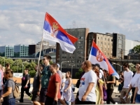 VUČIĆ UDARA PO DEMONSTRANTIMA: Građani napadnuti flašama, prijetio 'revolucionarima'