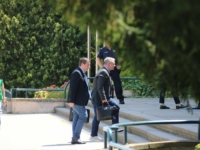 MINISTAR OBRAZOVANJA SRBIJE BJEŽAO KUD GA NOGE NOSE - DO AUTOMOBILA: Iako je nakon sastanka izašao na sporedni...